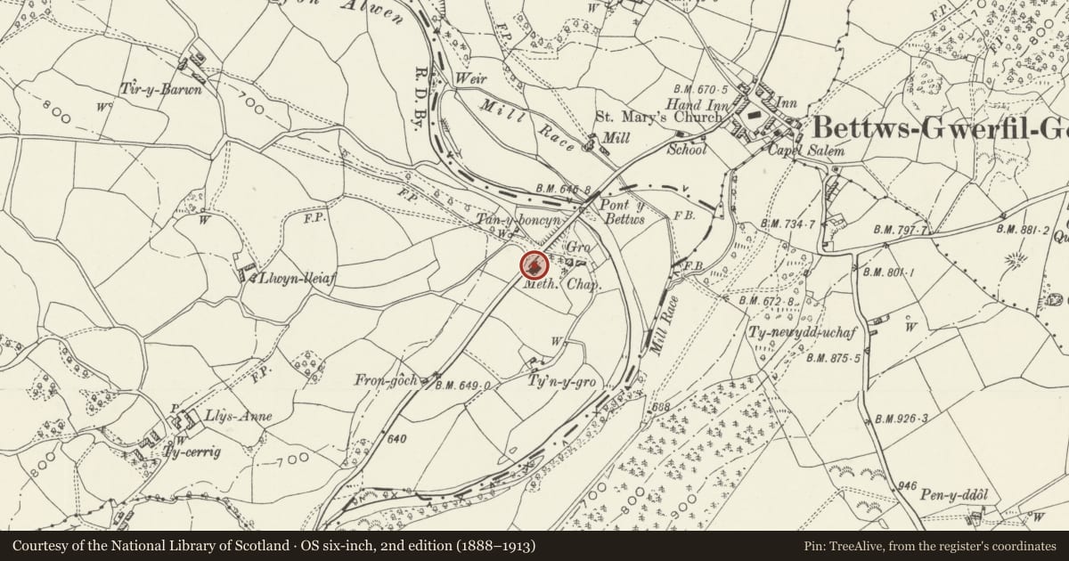 Ordnance Survey six-inch map, 2nd edition (1888–1913) covering the location of Capel-y-gro, with Ty-capel and Schoolroom, including railings in front of the graveyard, Betws Gwerfil Goch, Denbighshire, with a pin at the register's coordinates