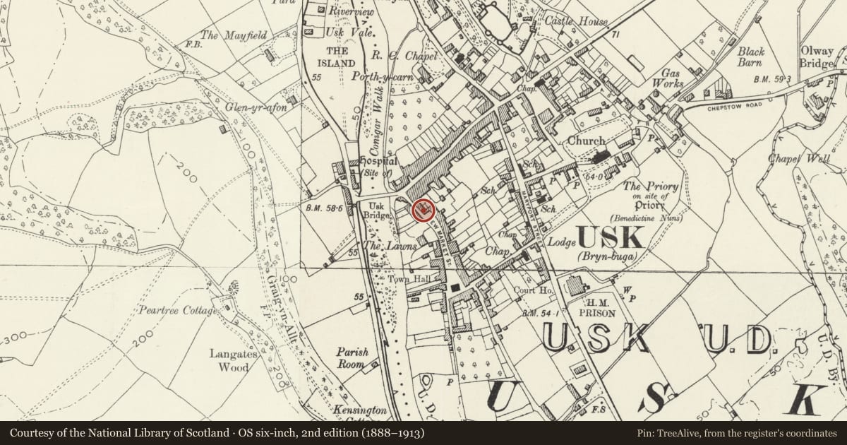 Ordnance Survey six-inch map, 2nd edition (1888–1913) covering the location of 5 New Market Street, Usk, Monmouthshire, with a pin at the register's coordinates