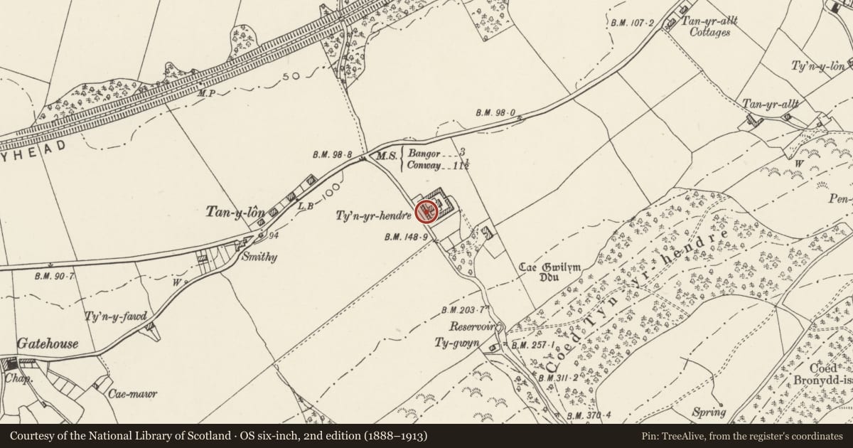 Ordnance Survey six-inch map, 2nd edition (1888–1913) covering the location of Farmbuildings at Ty'n-yr-hendre, Llanllechid, Gwynedd, with a pin at the register's coordinates
