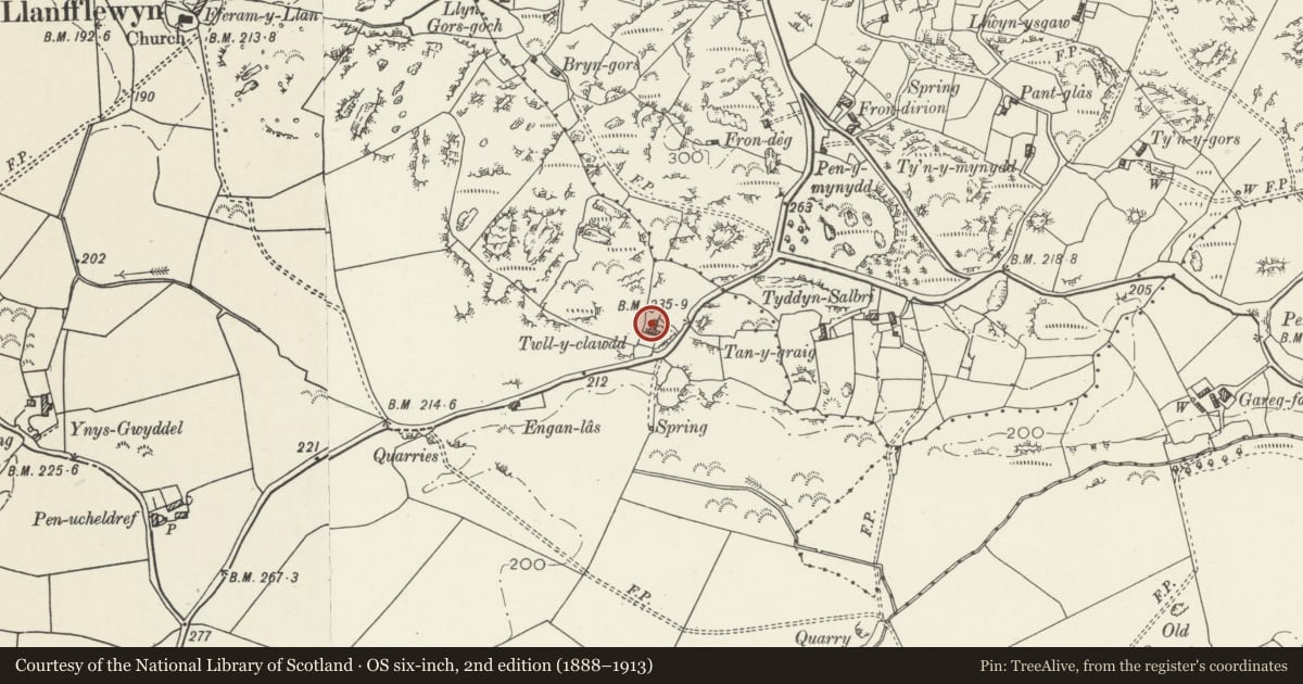 Ordnance Survey six-inch map, 2nd edition (1888–1913) covering the location of Twll-y-clawdd, Mechell, Isle of Anglesey, with a pin at the register's coordinates