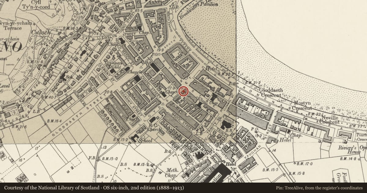 Ordnance Survey six-inch map, 2nd edition (1888–1913) covering the location of 3 Lloyd Street, including verandah, Llandudno, Conwy, with a pin at the register's coordinates