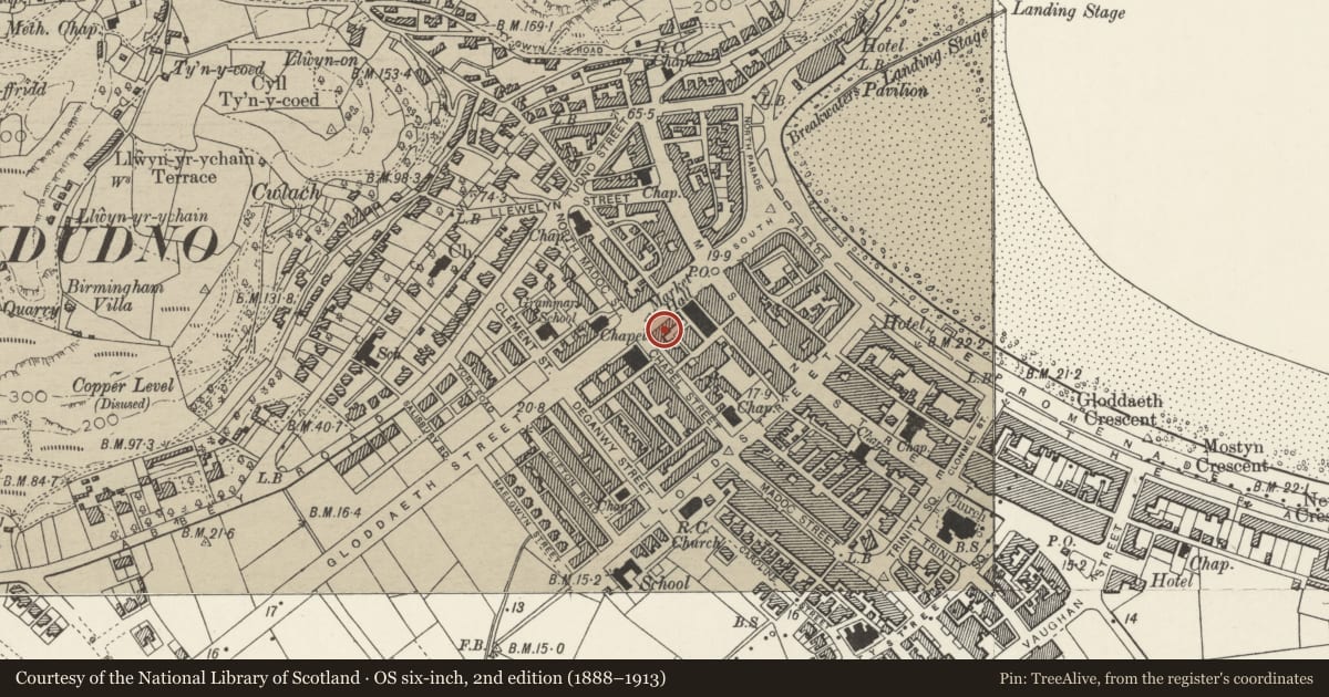 Ordnance Survey six-inch map, 2nd edition (1888–1913) covering the location of 15 Gloddaeth Street, including verandah, Llandudno, Conwy, with a pin at the register's coordinates