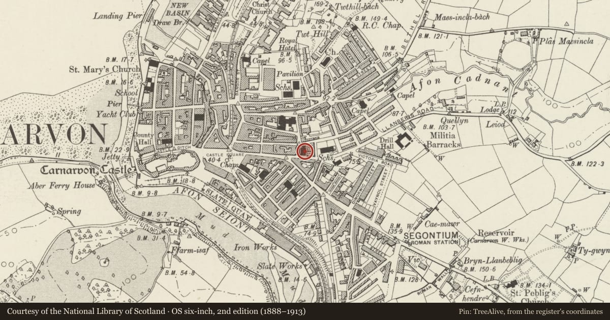 Ordnance Survey six-inch map, 2nd edition (1888–1913) covering the location of Capel Salem, including forecourt gates and railings, Caernarfon, Gwynedd, with a pin at the register's coordinates