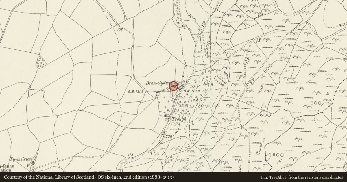 Ordnance Survey six-inch map, 2nd edition (1888–1913) covering the location of Barn at Bron Clydwr, Llangelynin, Gwynedd, with a pin at the register's coordinates