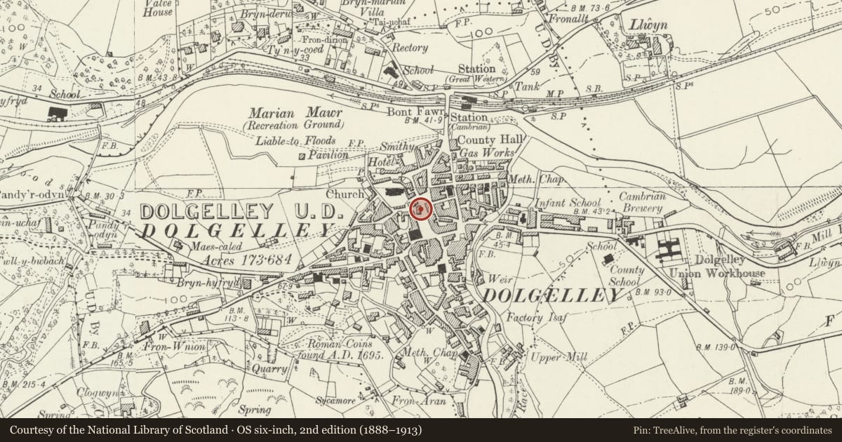 Ordnance Survey six-inch map, 2nd edition (1888–1913) covering the location of London House (Recently Barclays Bank), Dolgellau, Gwynedd, with a pin at the register's coordinates
