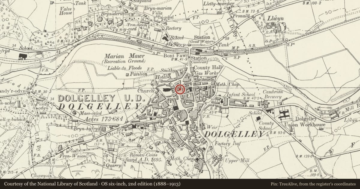 Ordnance Survey six-inch map, 2nd edition (1888–1913) covering the location of Royal Ship Hotel including former stableyard, Dolgellau, Gwynedd, with a pin at the register's coordinates