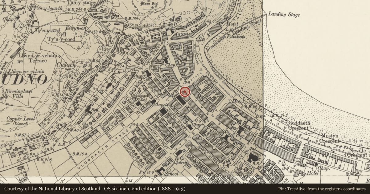 Ordnance Survey six-inch map, 2nd edition (1888–1913) covering the location of 1 Gloddaeth Street, Llandudno, Conwy, with a pin at the register's coordinates