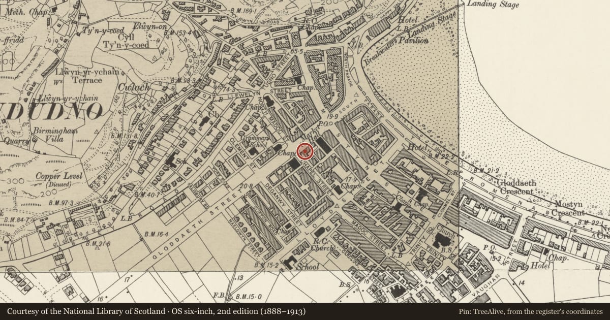 Ordnance Survey six-inch map, 2nd edition (1888–1913) covering the location of 17 Gloddaeth Street, including verandah, Llandudno, Conwy, with a pin at the register's coordinates
