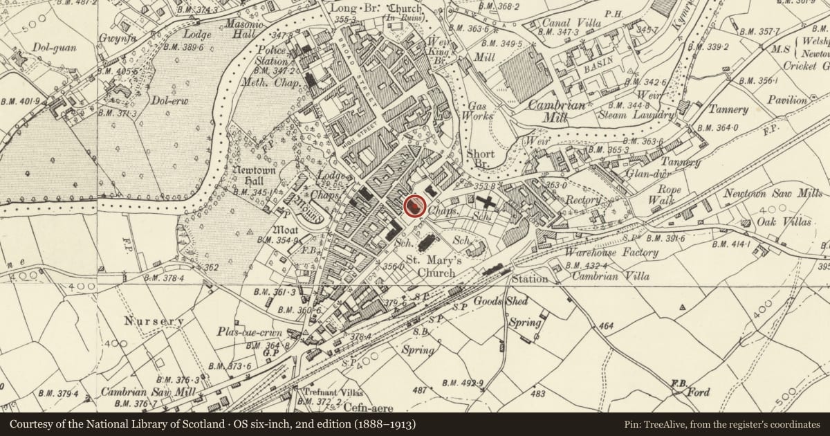 Ordnance Survey six-inch map, 2nd edition (1888–1913) covering the location of Newtown Baptist Church including perimeter railings, Newtown and Llanllwchaiarn, Powys, with a pin at the register's coordinates