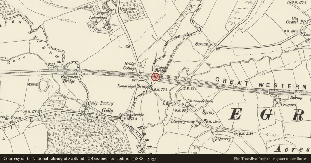 Ordnance Survey six-inch map, 2nd edition (1888–1913) covering the location of Cleddau Railway Bridge (partly in New Moat Community), Clynderwen, Pembrokeshire, with a pin at the register's coordinates