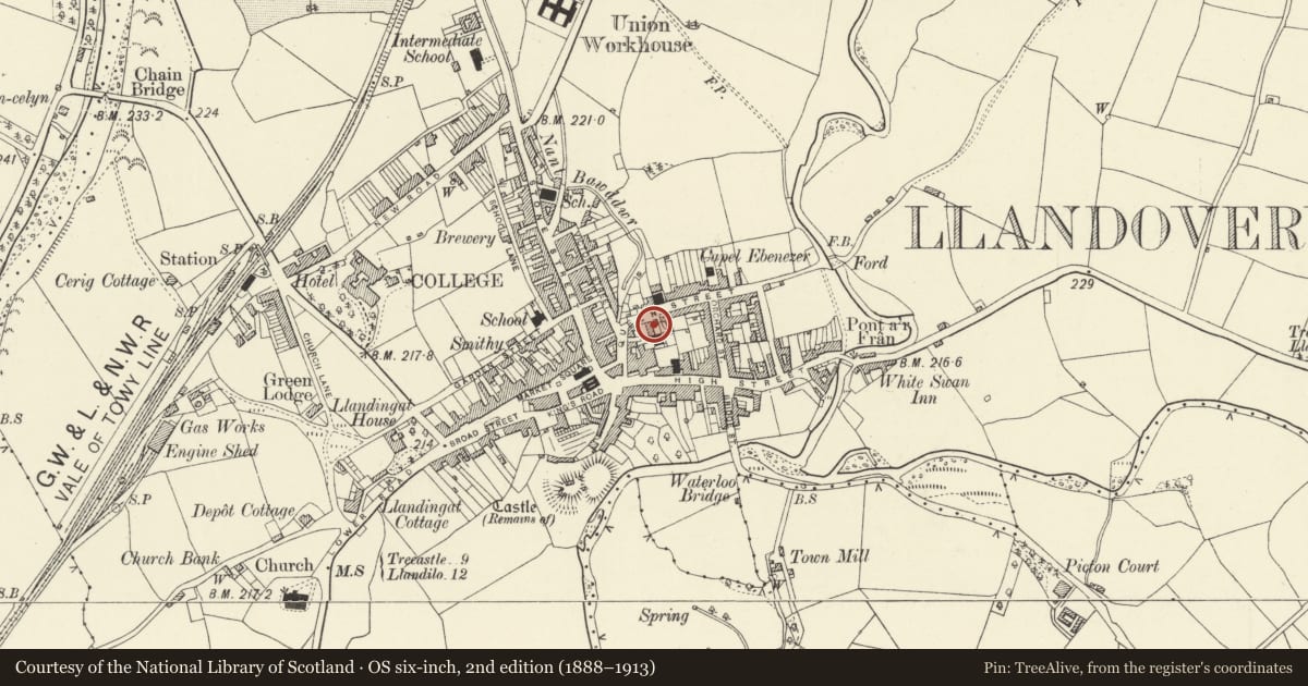 Ordnance Survey six-inch map, 2nd edition (1888–1913) covering the location of Entrance gates with vestry to Tabernacle Chapel, Llandovery, Carmarthenshire, with a pin at the register's coordinates