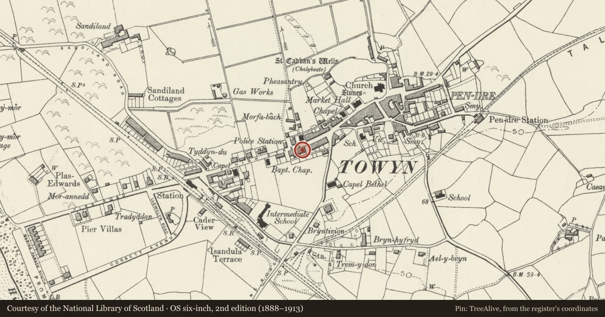 Ordnance Survey six-inch map, 2nd edition (1888–1913) covering the location of House, including forecourt railings and gate, Tywyn, Gwynedd, with a pin at the register's coordinates